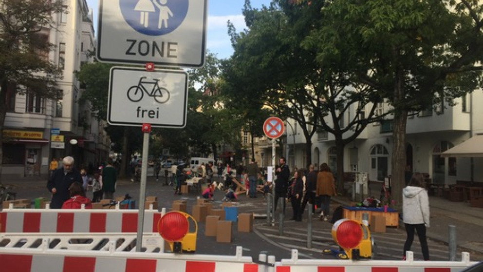 Die Straßenfläche an der Kreuzung Wundtstraße/Horstweg im Bezirk Charlottenburg-Wilmersdorf wird temporär in einen Stadtplatz umgewandelt.