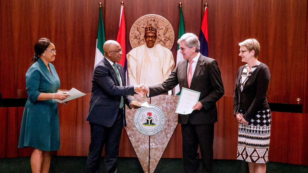 Unterzeichnung der Vereinbarung zur Umsetzung der Roadmap zur Elektrifizierung Nigerias in Abuja. Von links nach rechts: Onyeche Tifase, CEO Siemens Nigeria, Alex Okoh, Director General des Bureau of Public Enterprises, Joe Kaeser, Vorstandsvorsitzender der Siemens AG und Regine Hess, stellvertretende Botschafterin Deutschlands in Nigeria.