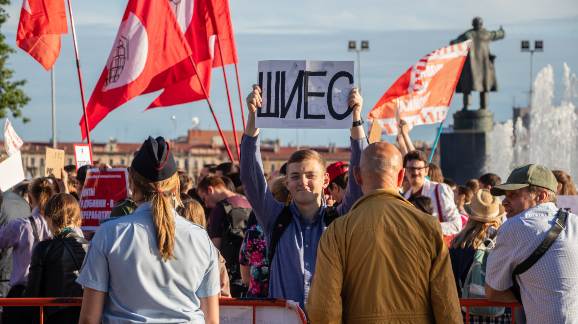 Protest gegen den Bau Shutterstock/ Vikentiy Elizarov